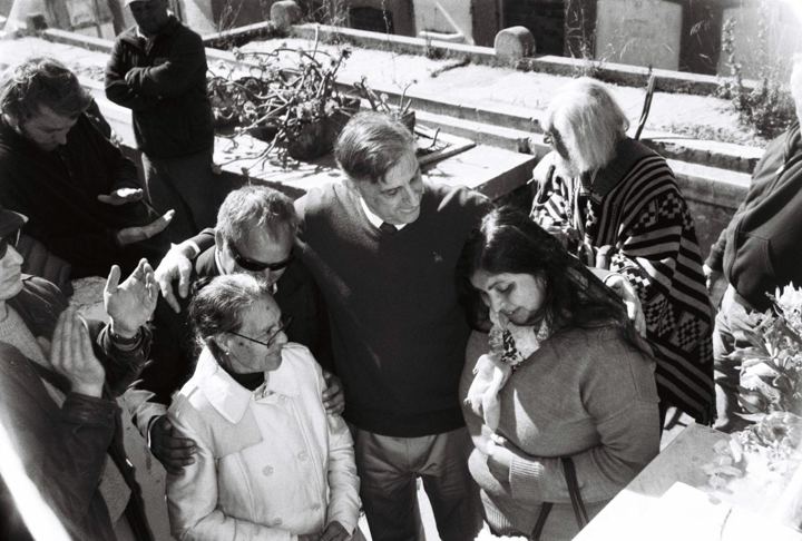 Un grupo de personas reunidas al aire libre
