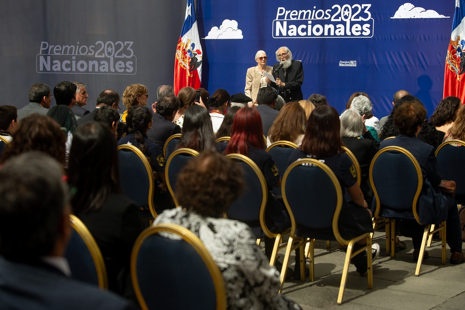 En la ceremonia de los Premios Nacionales, La Moneda