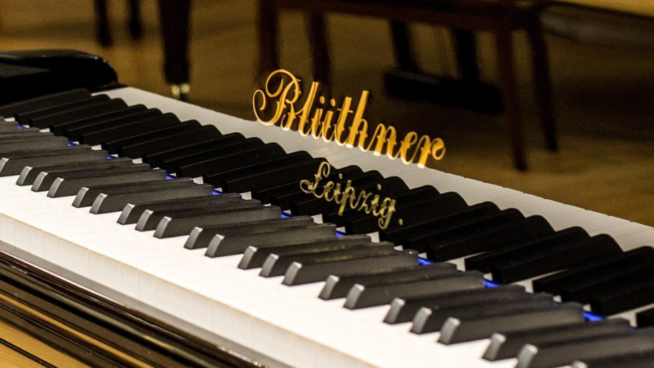 Donación en vida: el piano de Gastón Soublette queda en la UAH
