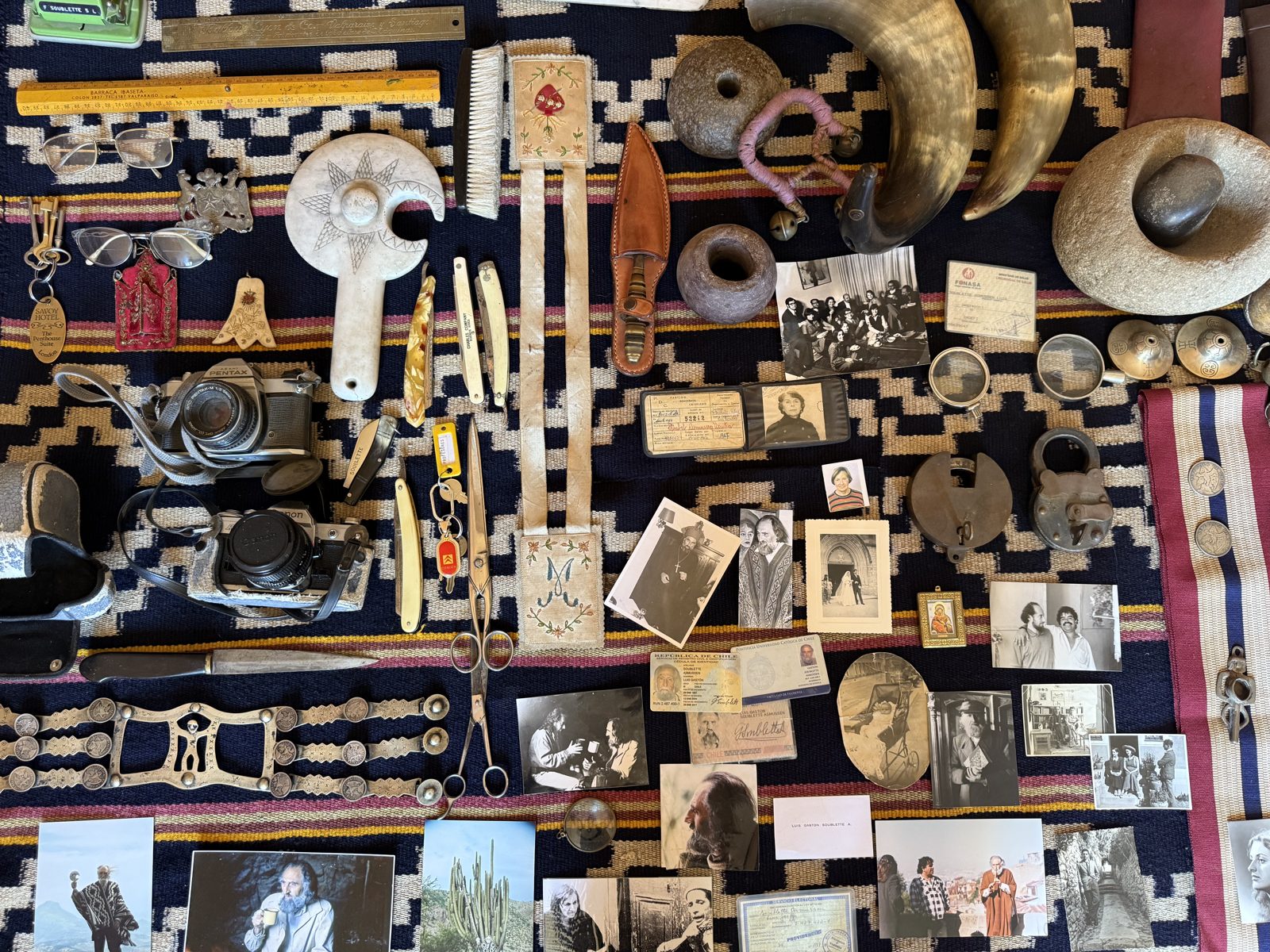Objetos de su velador, en su casa de Limache